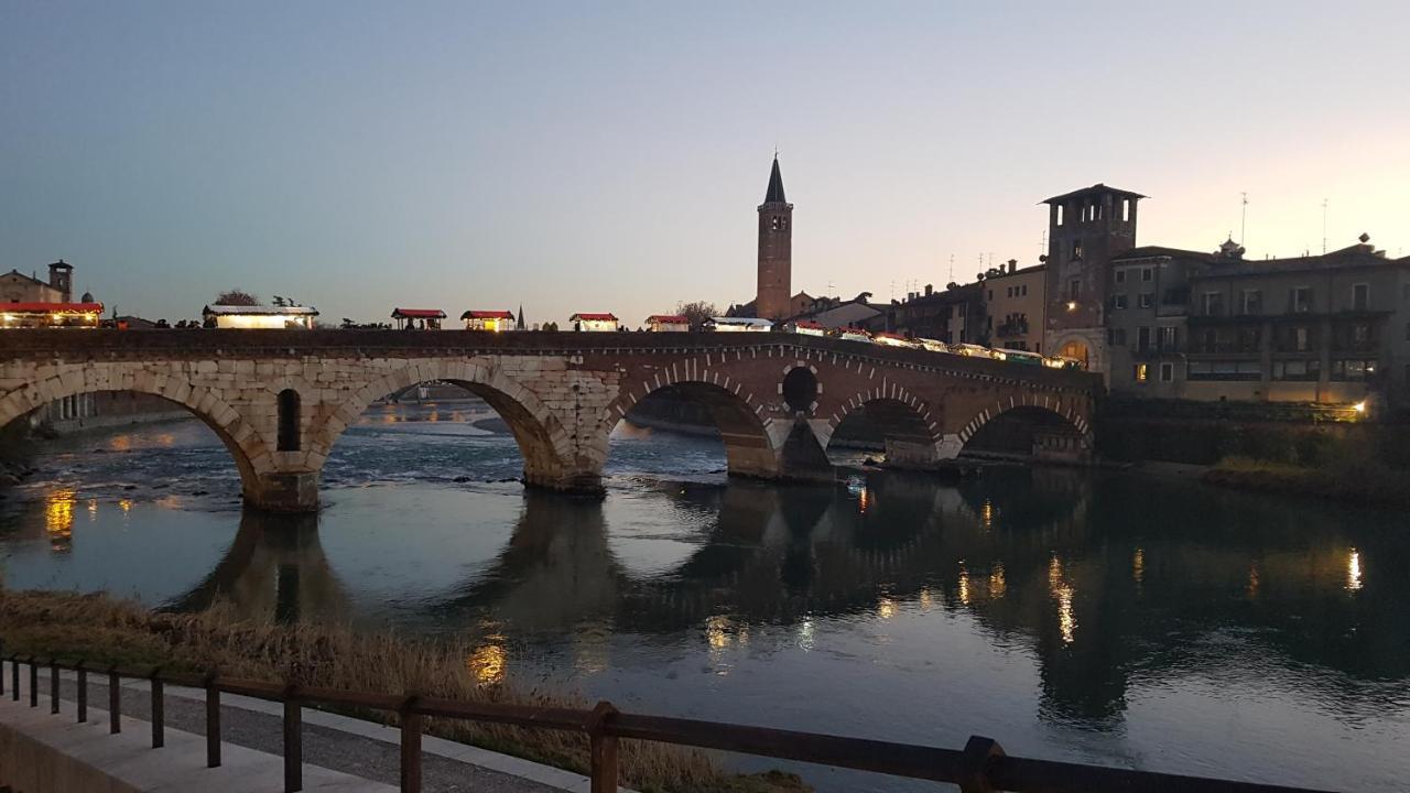 Apartamento Palazzo Ponte Pietra Verona Exterior foto